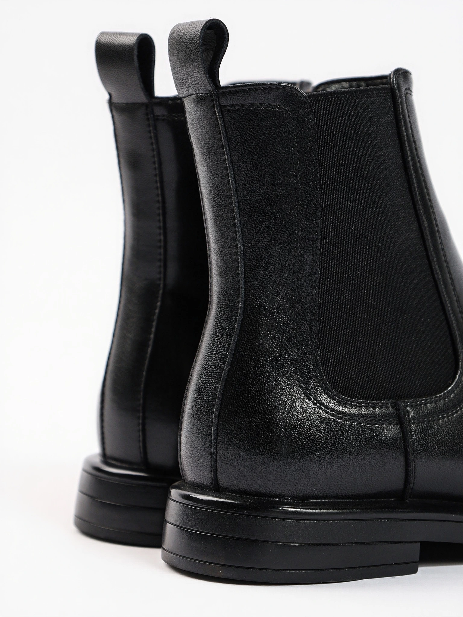 Ботинки-челси черного цвета на низком каблуке